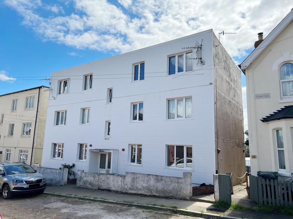 Lot: 22 - FREEHOLD BLOCK OF SIX TWO-BEDROOM FLATS FOR INVESTMENT -